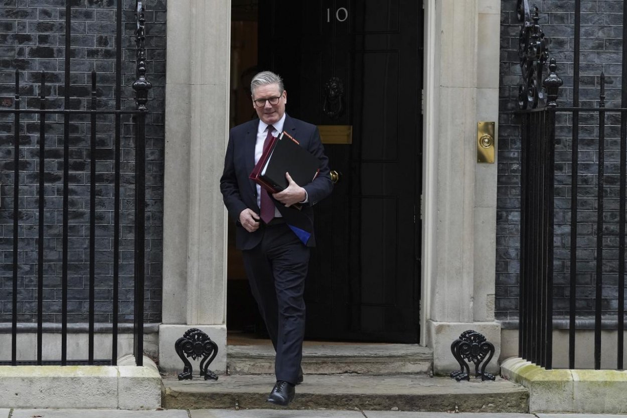 Britský premiér Starmer pripúšťa vyslanie britských jednotiek na Ukrajinu