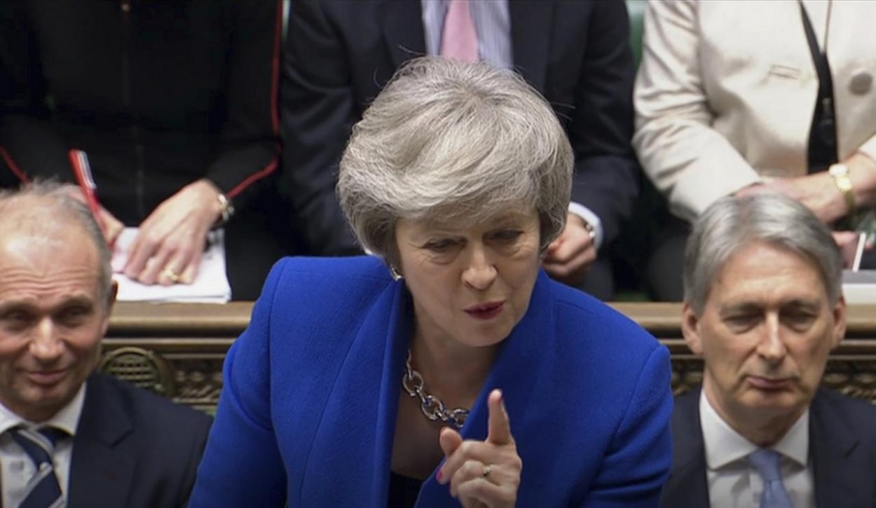 Premiérka Theresa May prežila hlasovanie o nedôvere