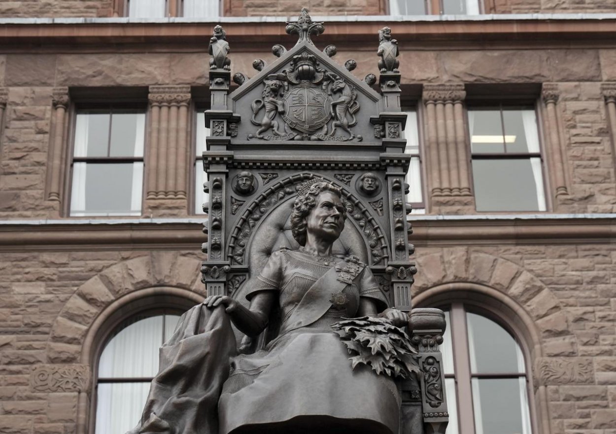 Britská kráľovská rodina poverila historičku napísaním životopisu kráľovnej