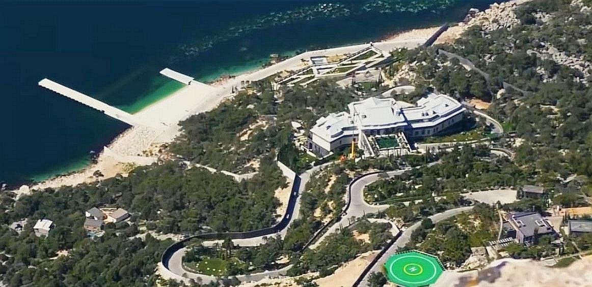 Navaľného tím tvrdí, že na Kryme odhalil luxusné sídlo pre Putina, zverejnili video