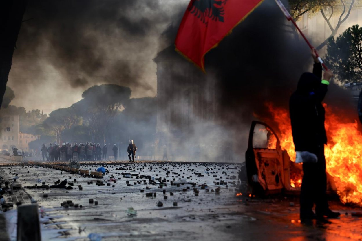 Násilné strety medzi demonštrantmi a políciou pokračujú v Tirane už piaty deň, premiér odstúpiť neplánuje