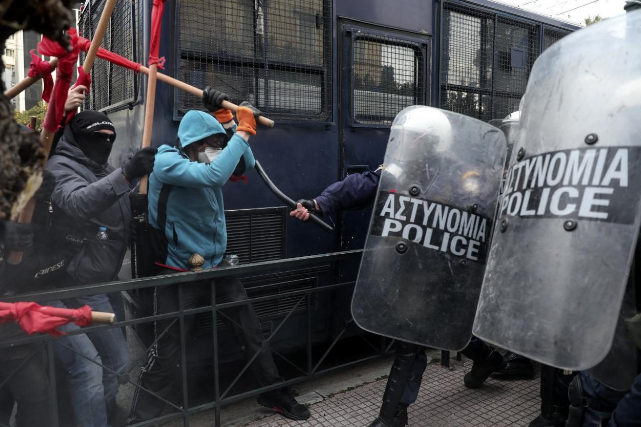 Učitelia protestovali v Aténach. Na policajtov útočili palicami aj kameňmi