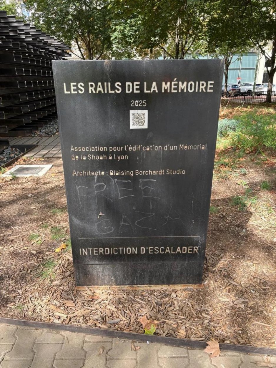 Pamätník holokaustu v Lyone poškodili nápisom „Free Gaza“