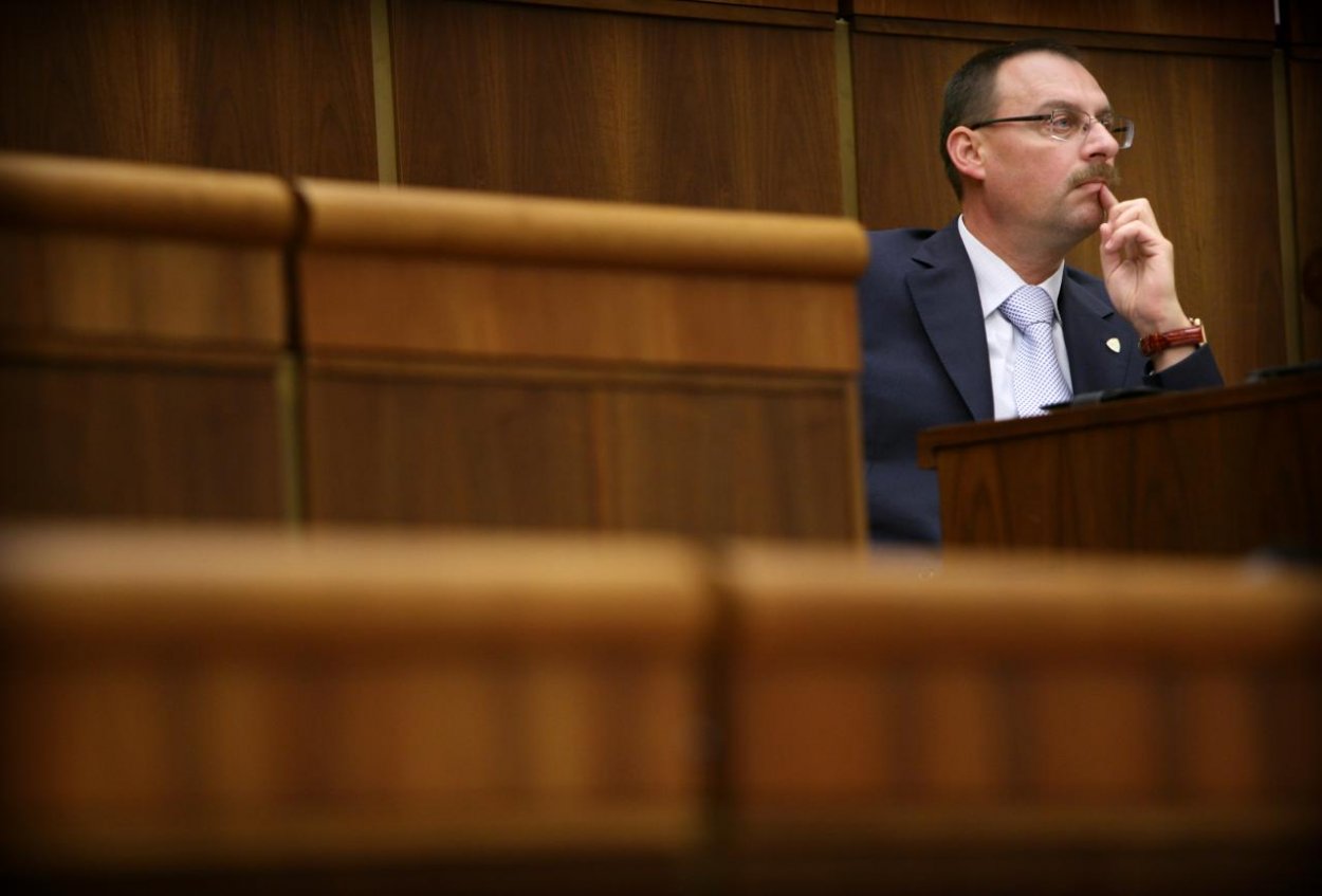 Trnka zváži dočasné prerušenie funkcie prokurátora