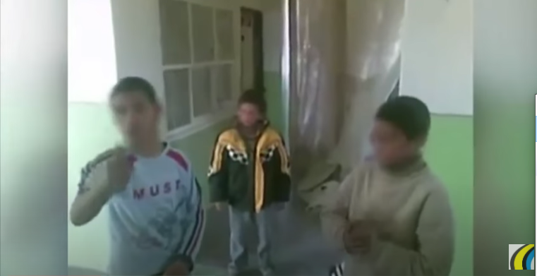 Súdy uzavreli prípad. Policajtov, ktorí mali podľa videa šikanovať rómskych chlapcov, definitívne oslobodili