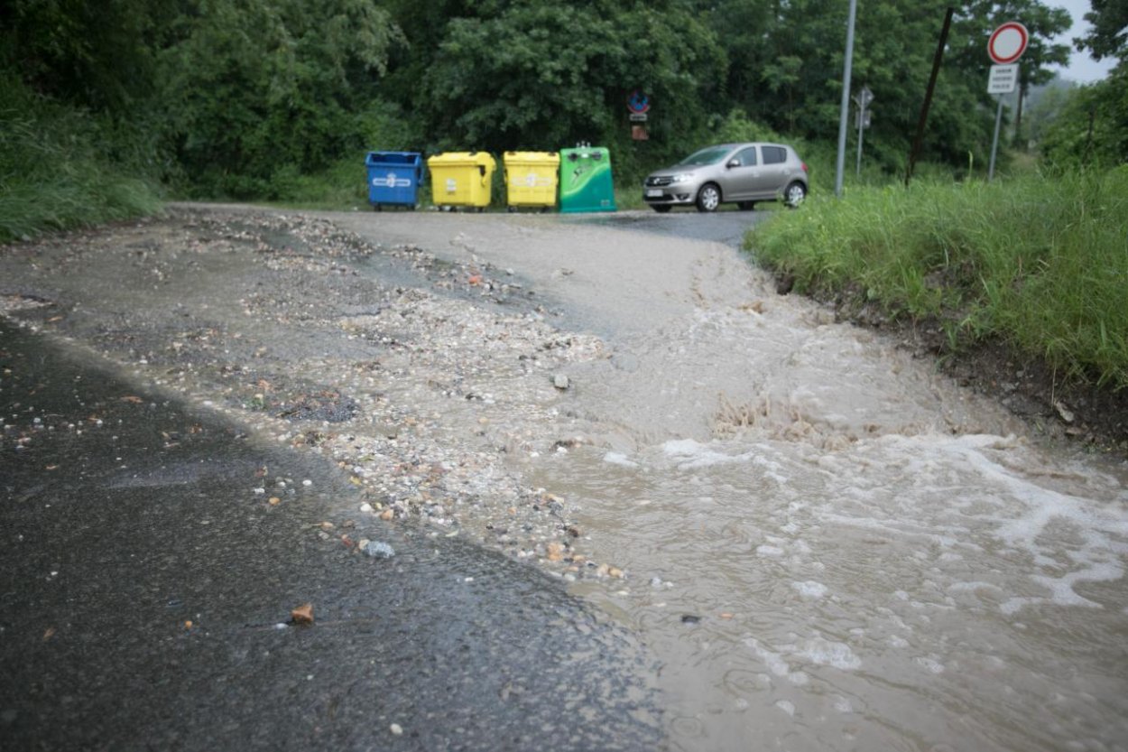 Na celom Slovensku hrozia búrky a krúpy
