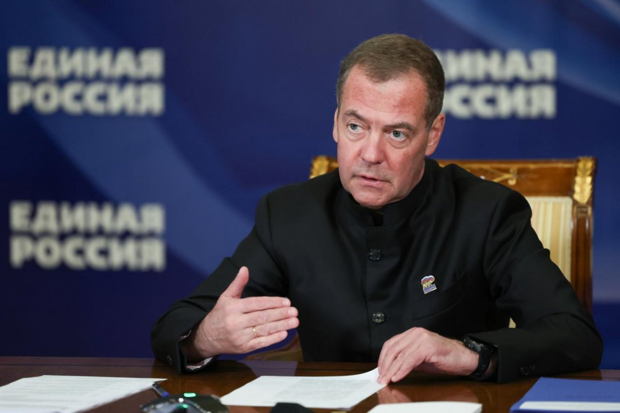 Reakcia Ruska na nové sankcie USA by mala zahŕňať vojenské odstrašenie, vyhlásil Medvedev