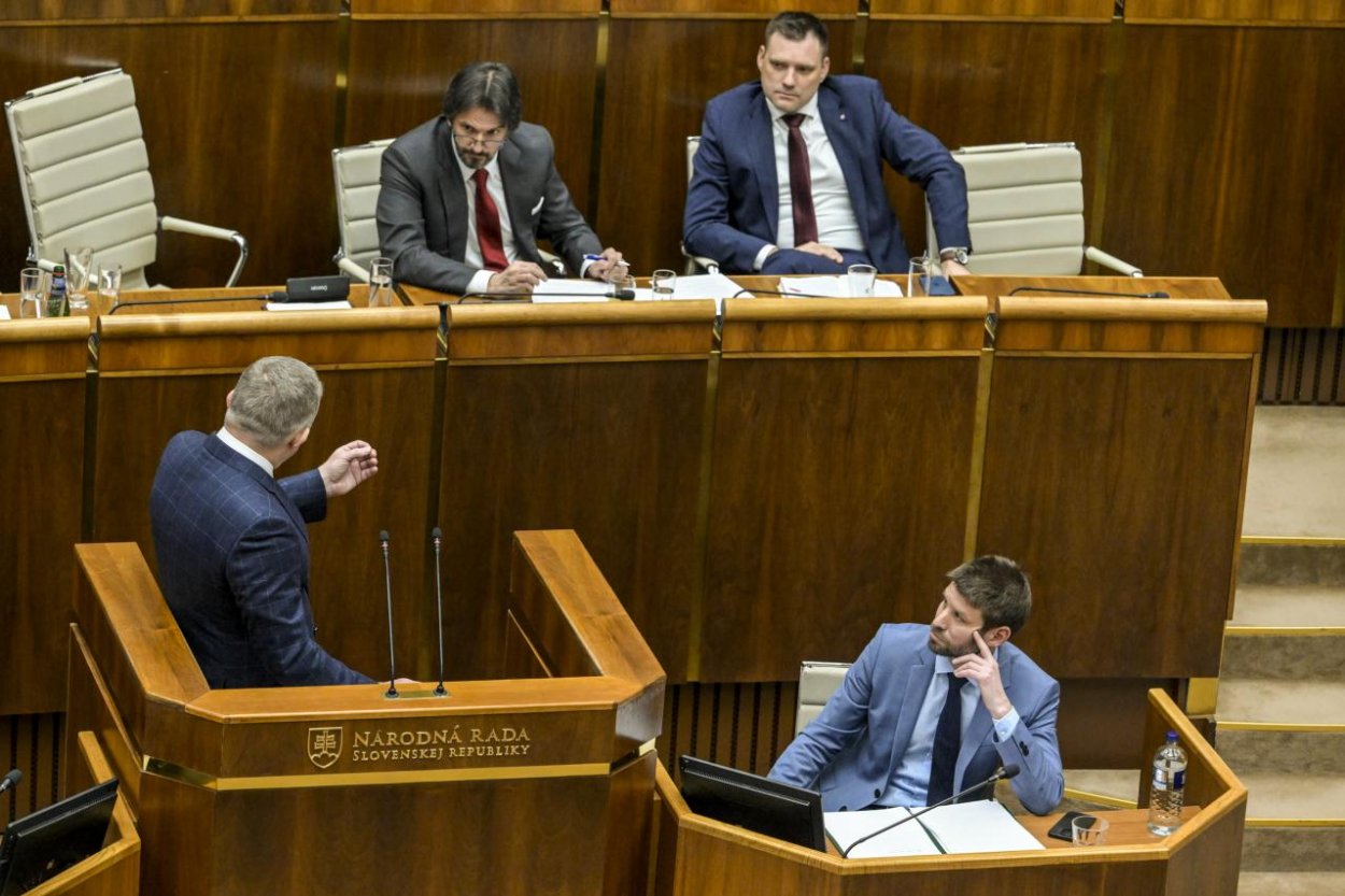 Utajená správa o pokuse o atentát na premiéra vyvolala kontroverzie v slovenskom parlamente