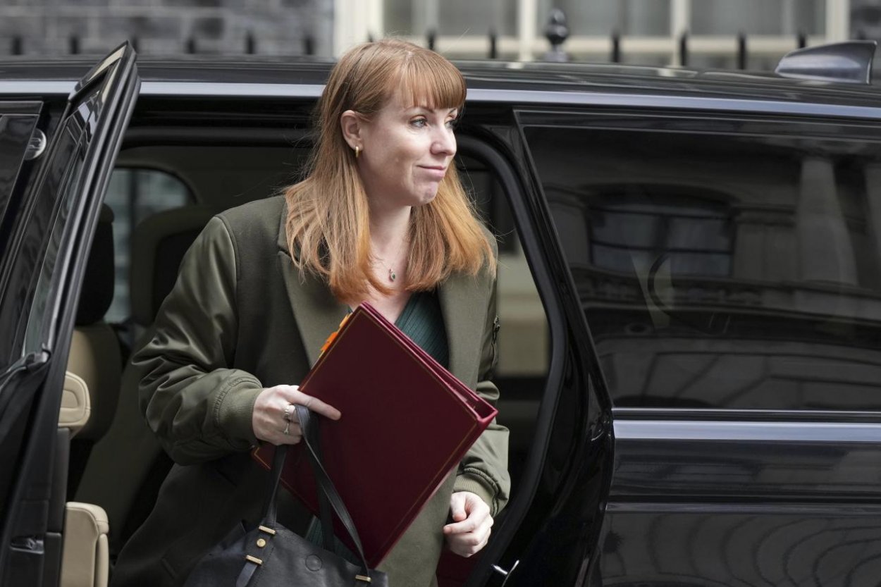 Britská vicepremiérka Angela Raynerová odstúpila z funkcie