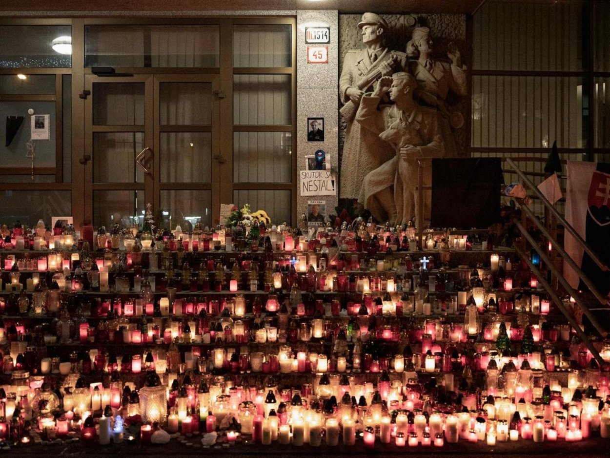 Zažívame novú „vzburu davov“ vo veku internetu. Historicky známe vzorce správania sa opakujú