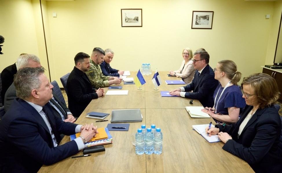 Zelenskyj sa v Jerevane stretol s fínskym premiérom Orpom, navrhol dohodu o dronoch