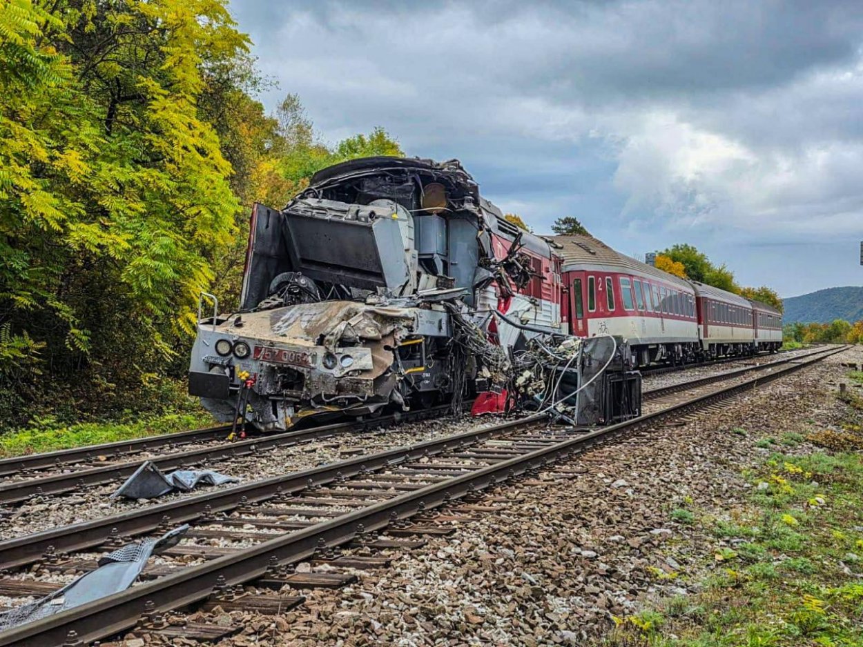 V Rožňavskom okrese sa zrazili dva rýchliky, hlásia 100 ľudí ľahko zranených, dvaja sú v kritickom stave