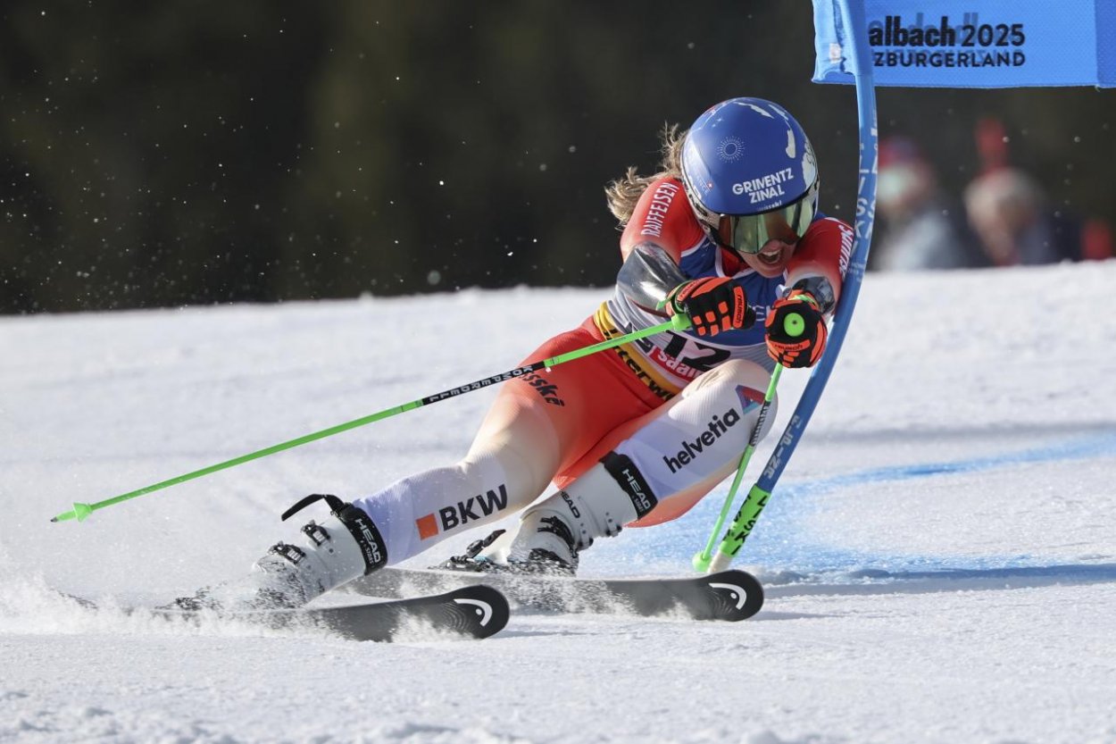 Lyžovanie: Favoritka Shiffrinová medailu zo slalomu nezískala. Zvíťazila Švajčiarka Rastová