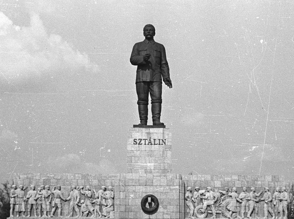 .konfrontácie: Stav obliehania; sloboda v globálnej defenzíve