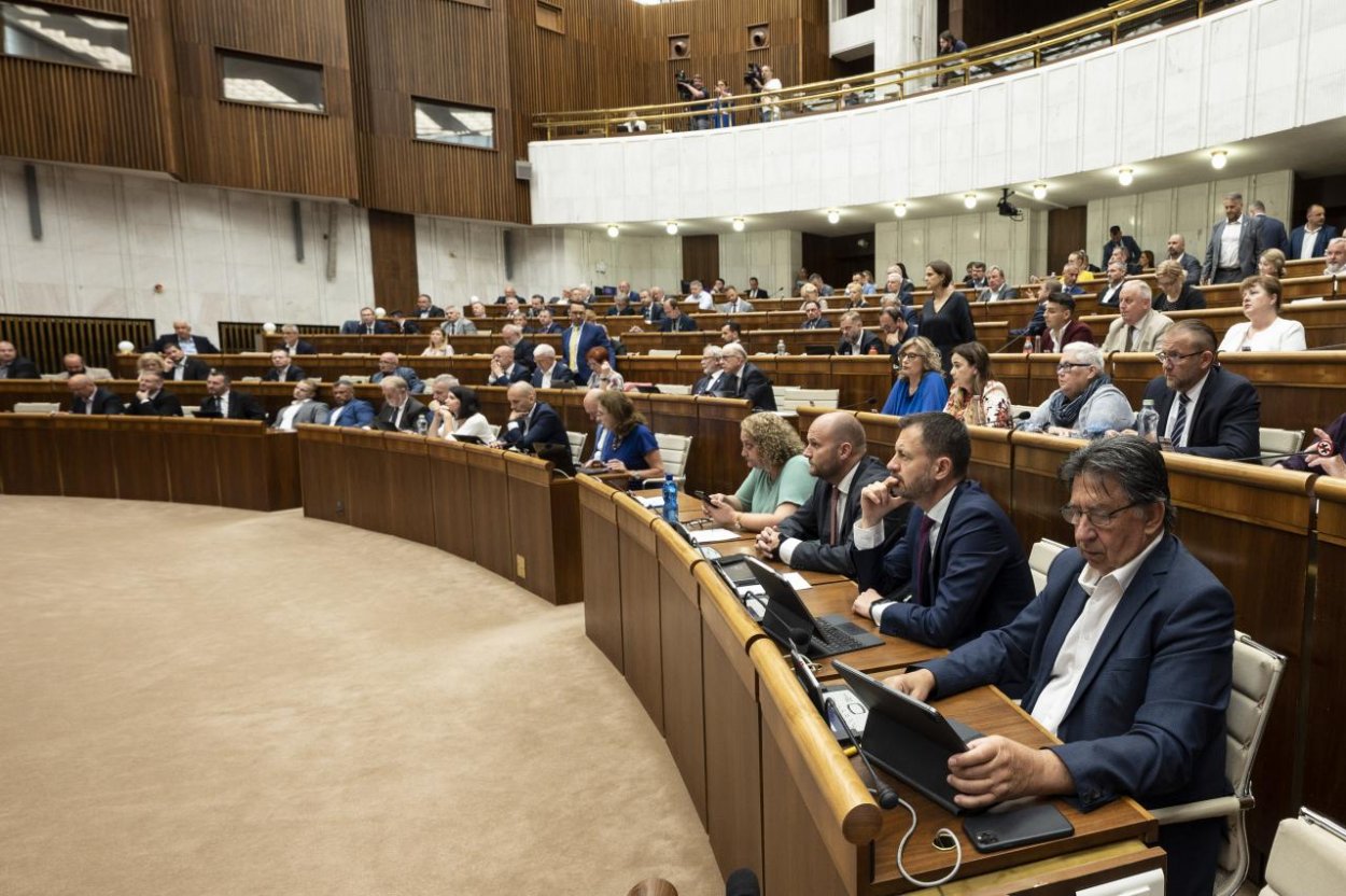 Strany môžu podávať kandidátky do septembrových parlamentných volieb už len do polnoci