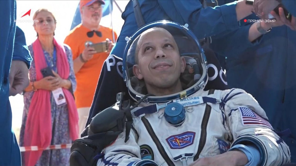 Trojčlenná posádka lode Sojuz MS‑28 sa z ISS úspešne vrátila na Zem