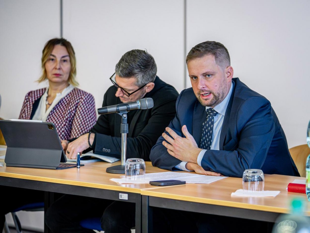 Šaško na rokovanie o liekovej novele nepozval opozíciu, tá to kritizuje