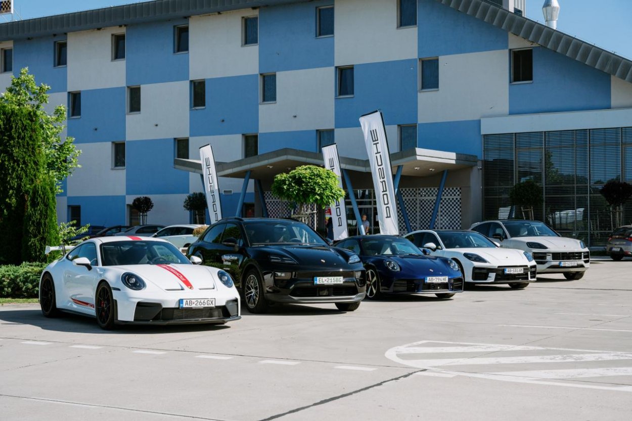 Z posluchárne rovno do šmyku: Porsche Slovensko vzalo študentov STU na Slovakia Ring