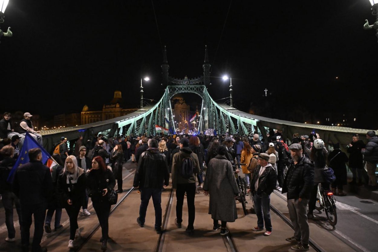 Tisíce ľudí v Maďarsku opäť protestovali proti zákazu pochodu Pride