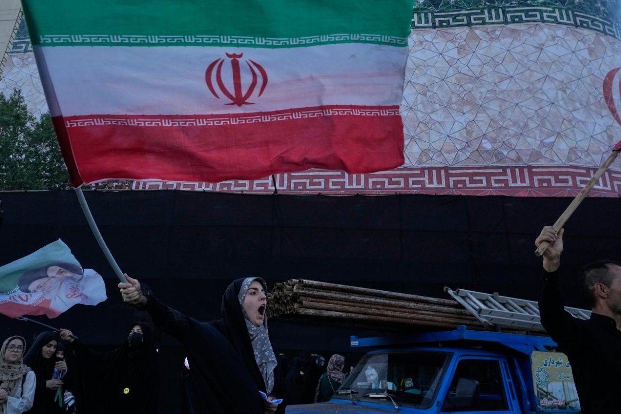Udalosť dňa: USA a Irán zastavili útoky a v utorok sa obnovia rokovania, informujú americké médiá