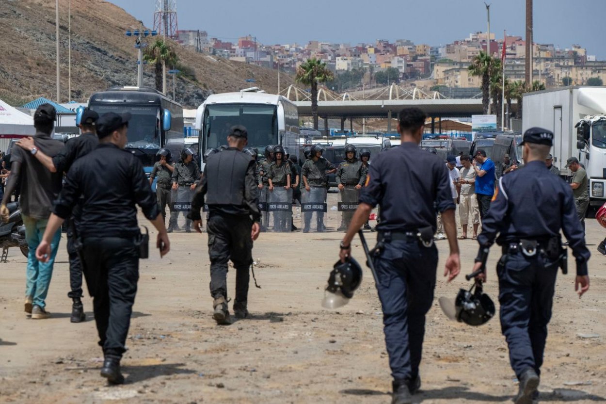 Francúzsko a Taliansko sprísnili kontroly na hraniciach po masívnom príleve migrantov do španielskej enklávy Ceuta