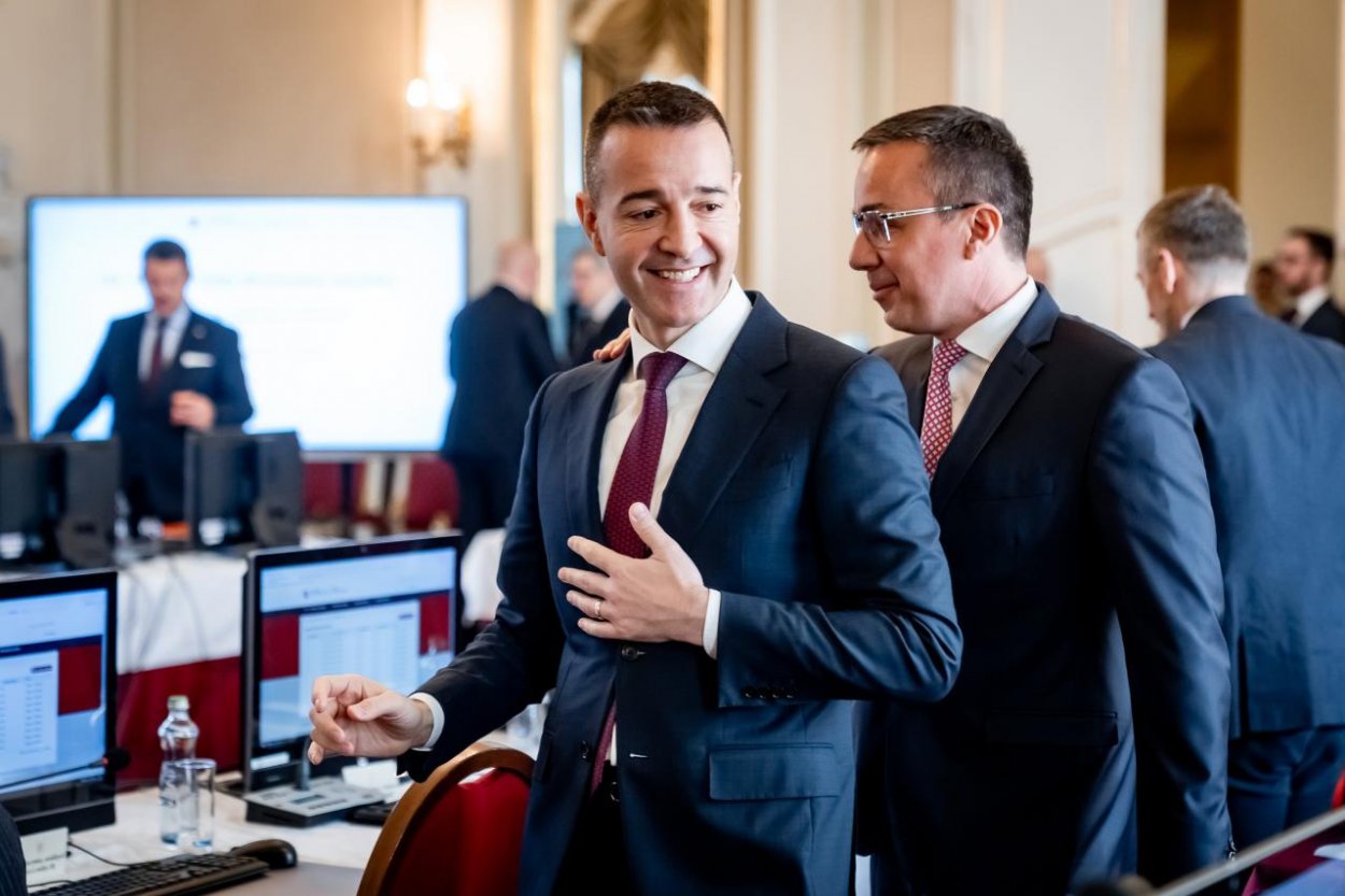 Drucker považuje debatovať o zákaze AI do určitého veku za predčasné