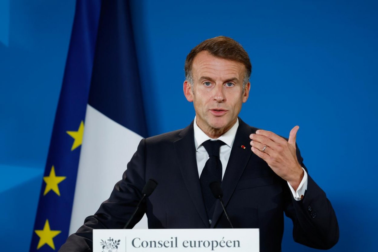 Macron odsúdil „hlúpe“ vyjadrenia svetových lídrov o nepokojoch vo Francúzsku