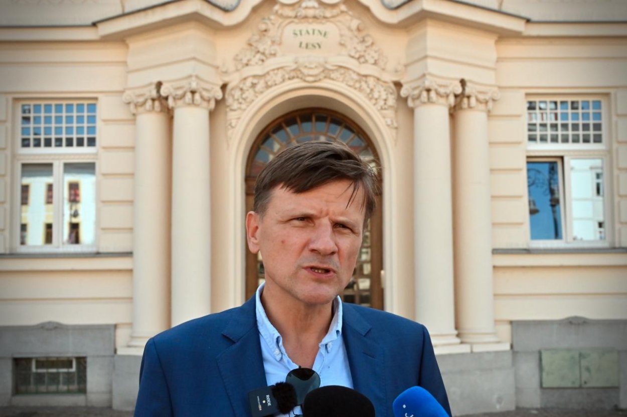 Poslanci Hlina a Holečková vypovedali na polícii pre údajné ohováranie v kauze podozrivých výmen pozemkov