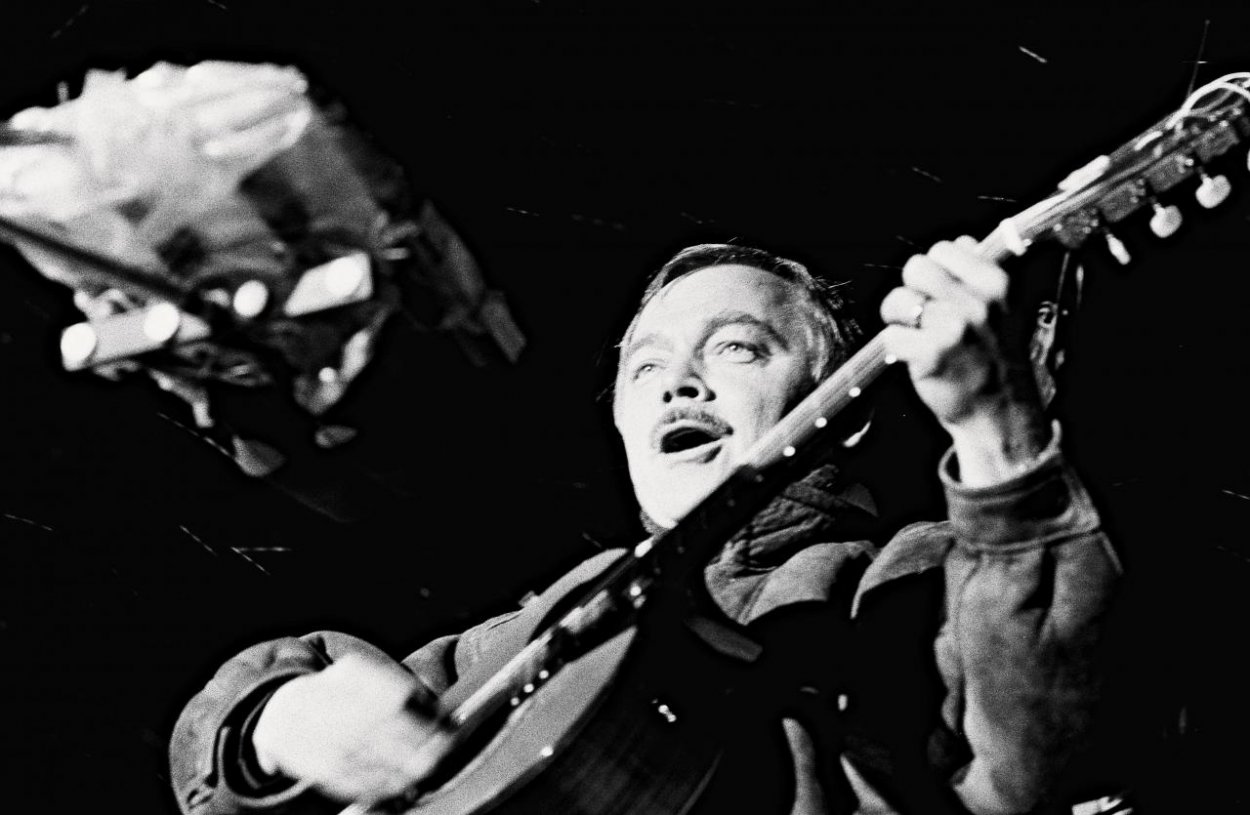 Komunisti zakazovali jeho piesne a za života sa stal legendou. Karel Kryl bol básnik s gitarou