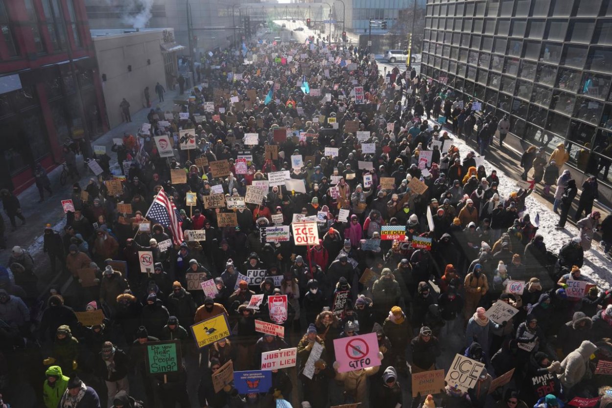 Clinton vyzval Američanov, aby sa po udalostiach v Minneapolise ozvali