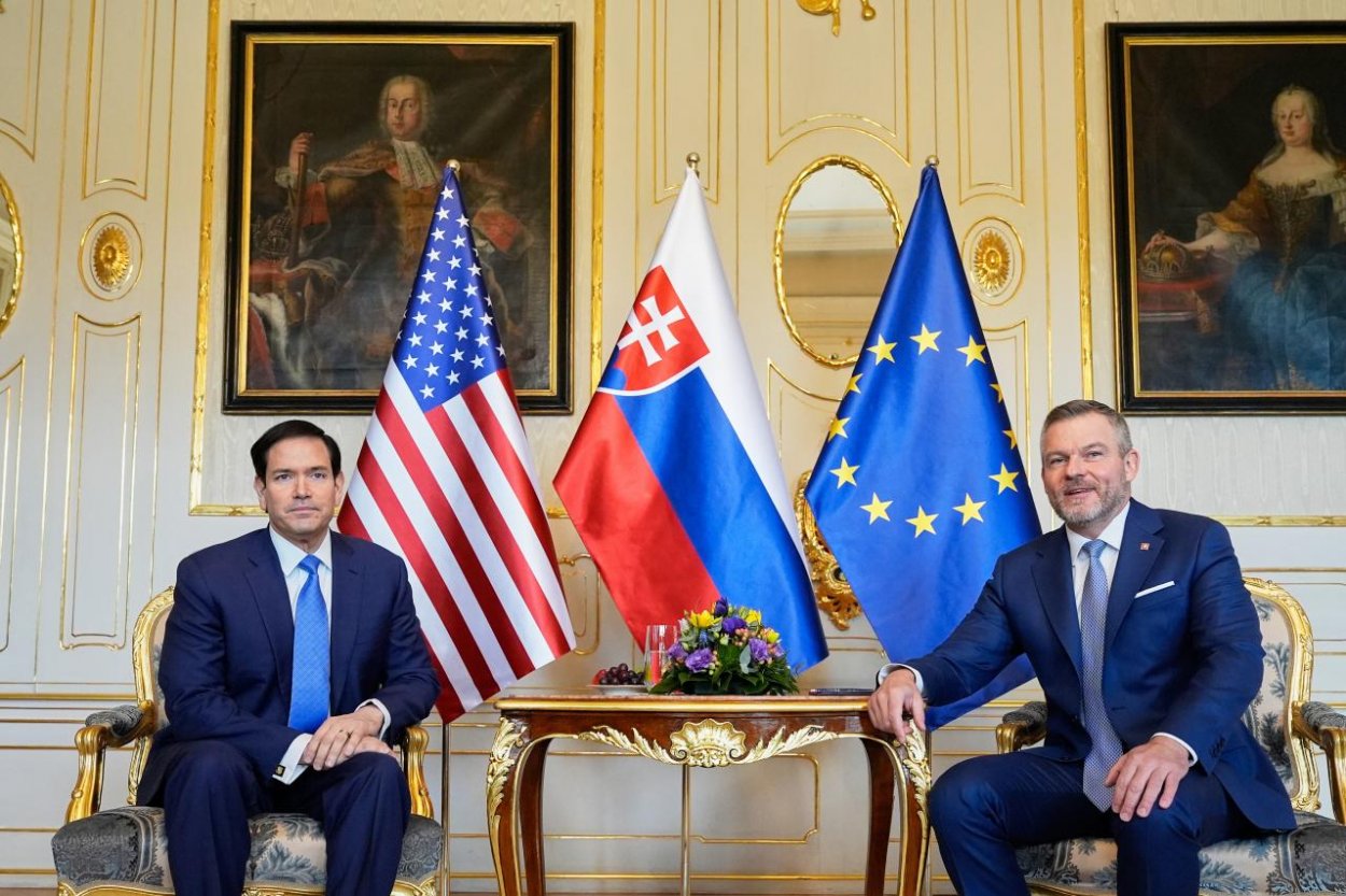 Udalosť dňa: Marco Rubio pristál na letisku v Bratislave, privítal ho Blanár