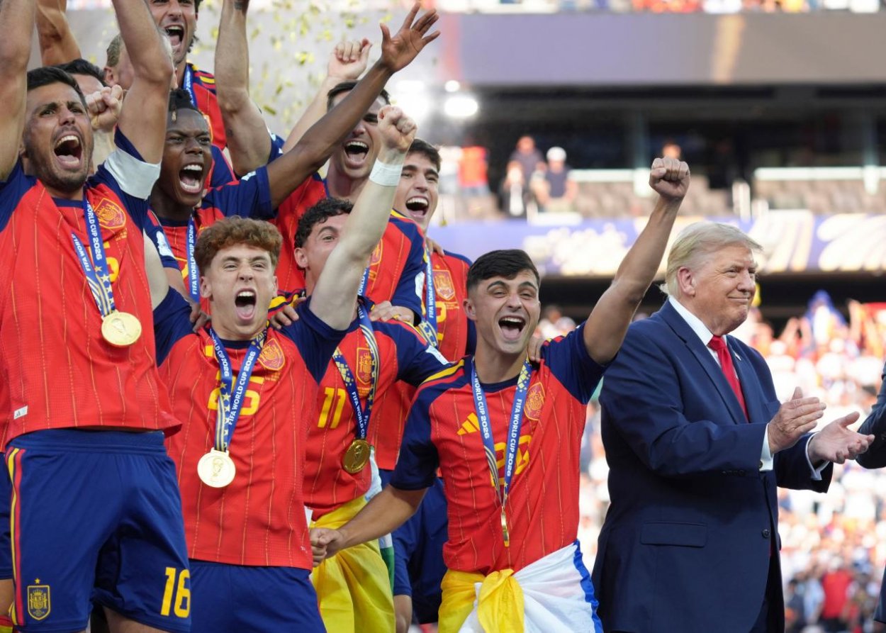 To isté urobil aj pred rokom. Trump opäť ostal na pódiu a prakticky oslavoval triumf s hráčmi Španielska