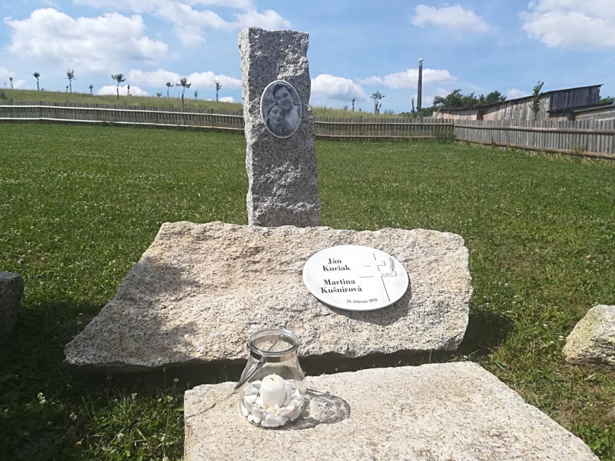 Pri Žiline odhalili pamätník Jána Kuciaka a Martiny Kušnírovej