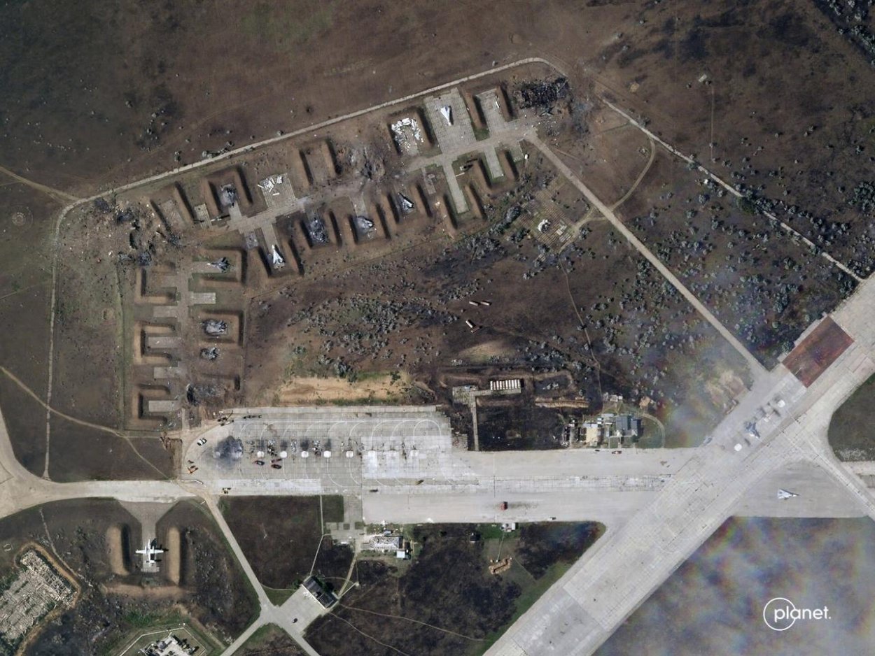 Satelitné zábery odhalili vážne poškodenie ruskej leteckej základne na Kryme
