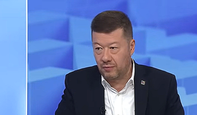 Okamura nariadil zvesenie ukrajinskej vlajky z budovy Poslaneckej snemovne – čo to znamená podľa Juraja Petroviča