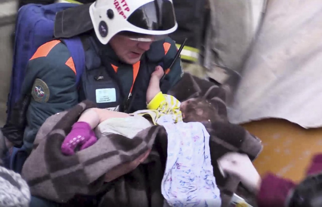 Z ruín budovy v ruskom Magnitogorsku zachránili 11-mesačné bábätko
