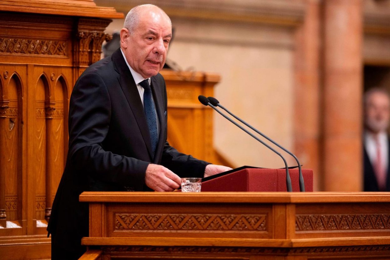 Opozičný Fidesz protestuje proti snahám Tiszy zosadiť Sulyoka