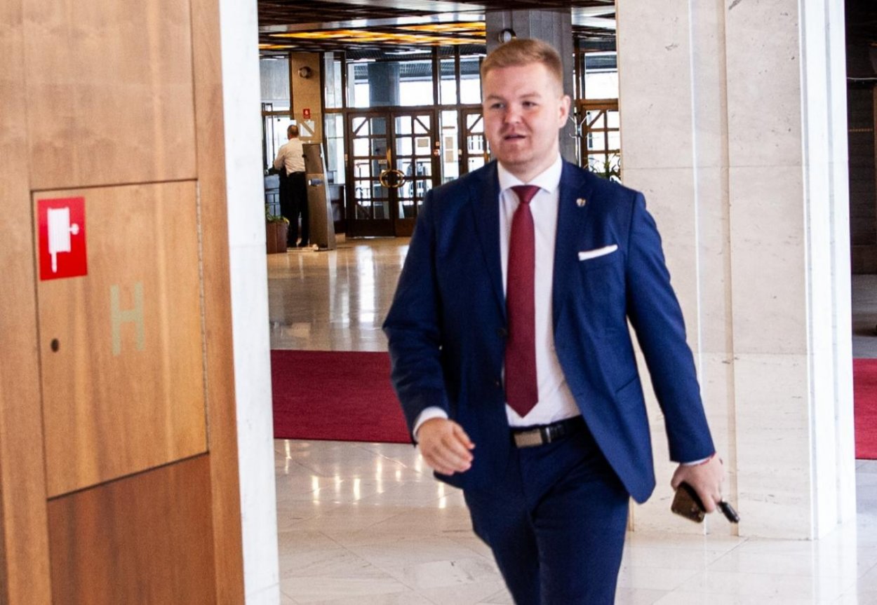 Poslanec Bartek prerazil svojím vyjadrením na adresu Františka Mikloška nové dno slovenskej politiky, uviedol politológ