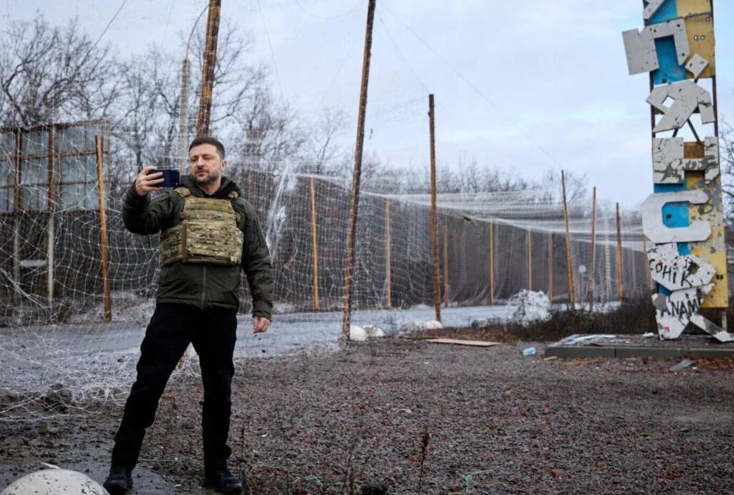 Zelenskyj sa vysmial Putinovi z údajne dobytého Kupjansku. Poslal mu selfíčko