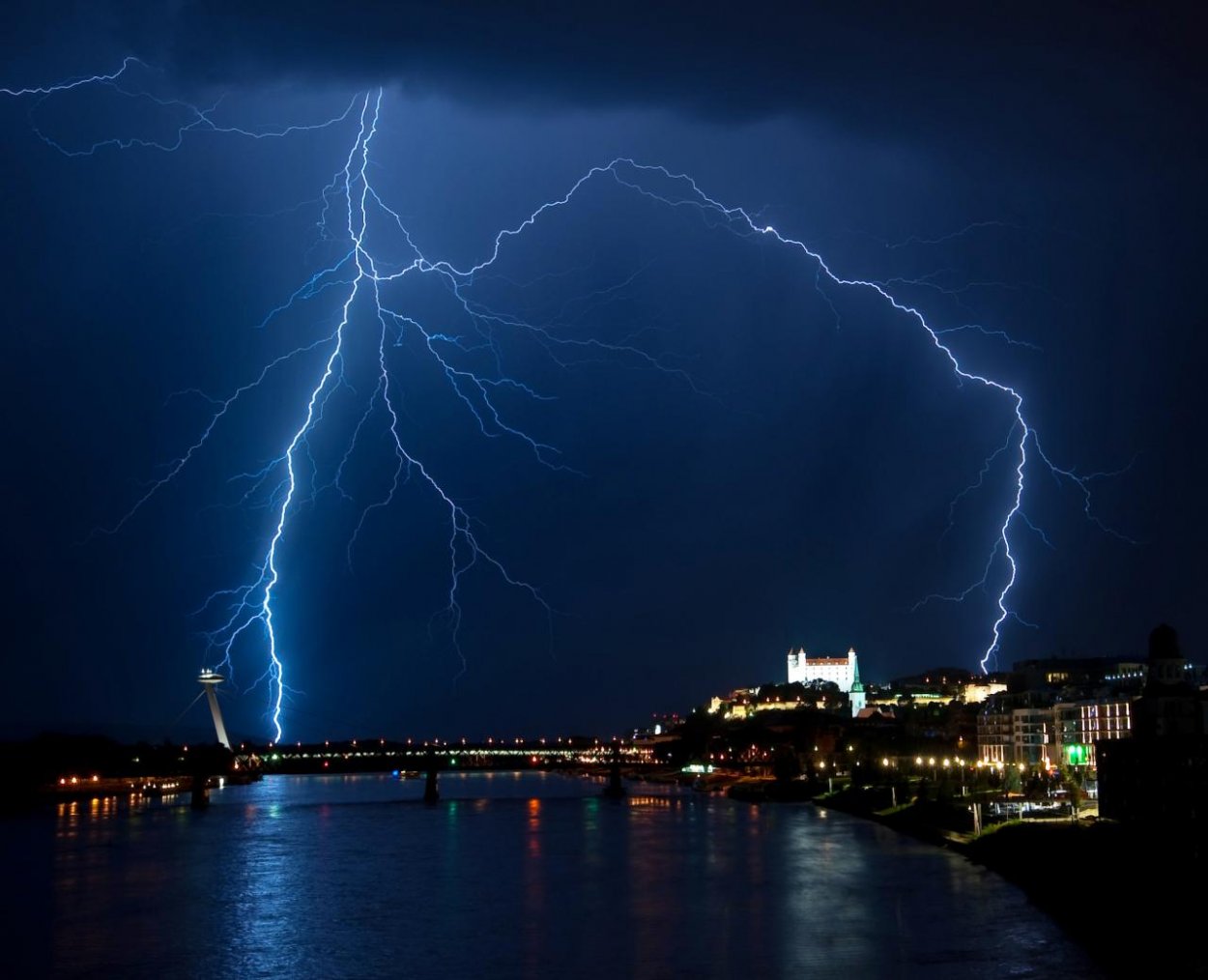 Slovenskom sa prehnali silné búrky, blesk údajne zasiahol i Dankov stožiar