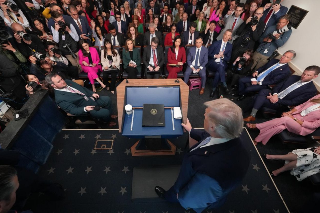 Udalosť dňa: Trump varuje Irán pred vyberaním poplatkov za prechod cez Hormuzský prieliv