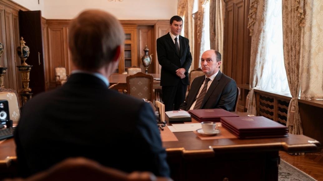 Čarodejník z Kremľa: moc ako divadlo