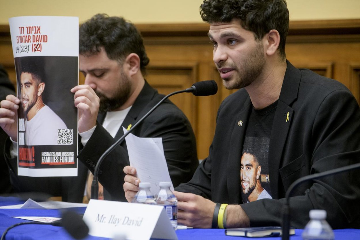 Rodina izraelského rukojemníka obviňuje Hamas z úmyselného vyhladovania ich syna