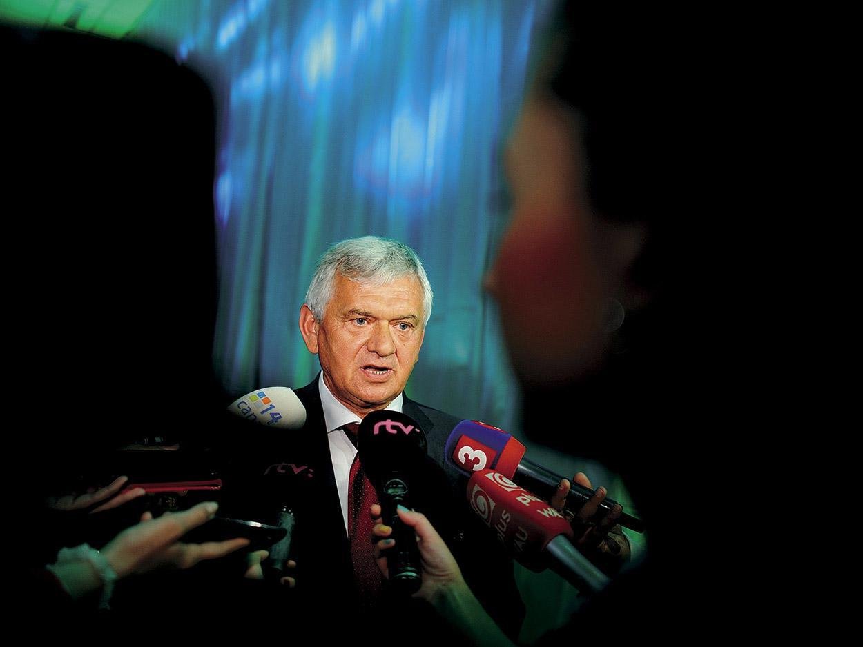 Vláda odvolaním Ľubomíra Jahnátka z čela ÚRSO porušila jeho práva 