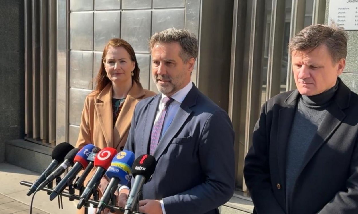 SaS podáva trestné oznámenie pre údajne predražený nákup traktorov na MK