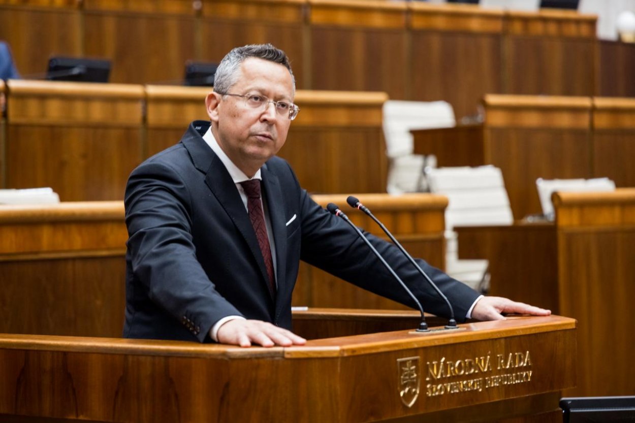 Bývalý veľvyslanec SR pri EÚ Miroslav Adamiš: Kamenického piruetky alebo ako Ficova vláda podvádza pri svojom „šetrení“