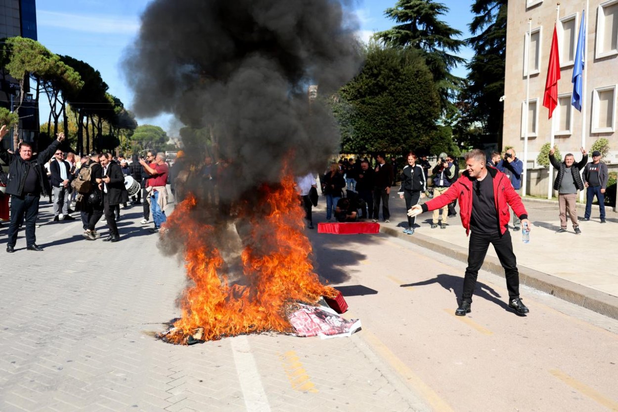 Protestujúci proti albánskej vláde vyšli opäť do ulíc Tirany