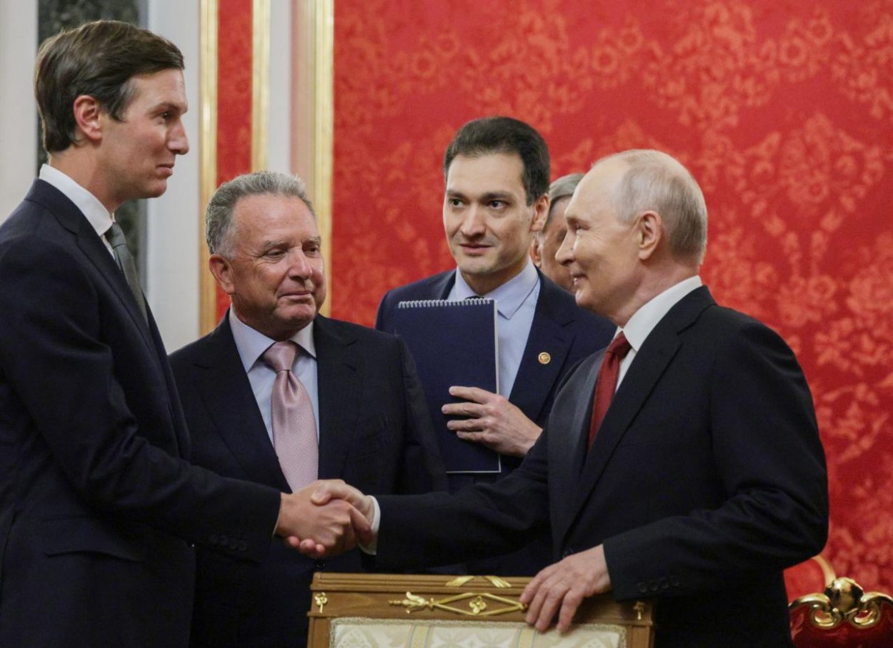 Putin sa stretol s vyslancami USA na rozhovoroch o mieri na Ukrajine, situácia je podľa neho „neľahká“