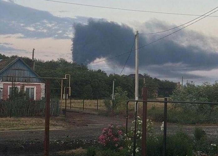 Ukrajina ONLINE: Po ukrajinskom útoku dronov horí ropný sklad Poltavskaja na Kubáni, na Ukrajine bol zabitý železničiar