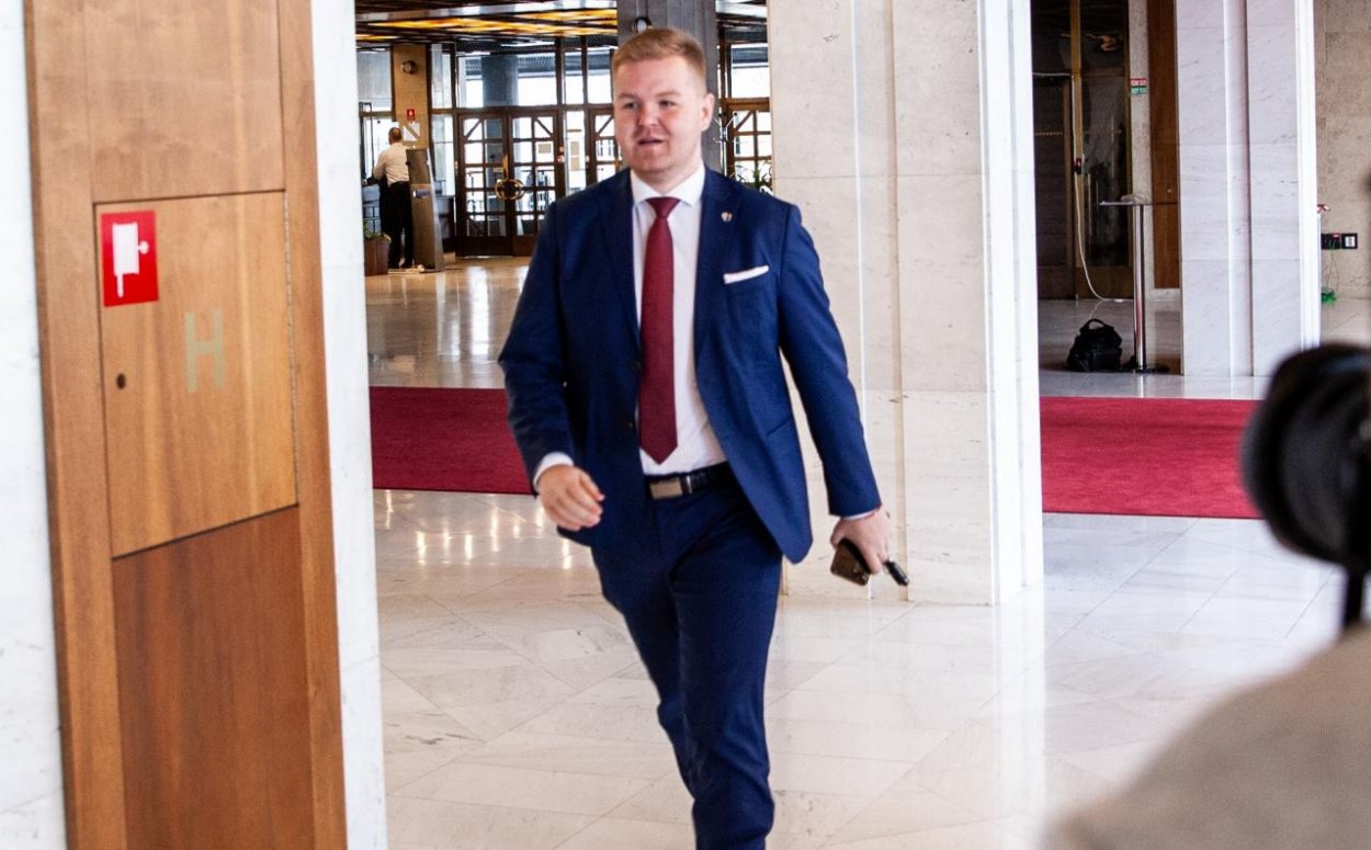 Súd rozhodel, že Michal Bartek z Hlasu sa má ospravedlniť čurillovcom a advokátovi Kubinovi, platiť im nemusí